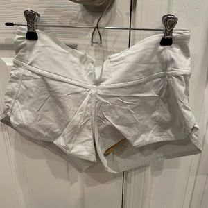 Lululemon- White Speed Short 2.5” - 2 way stretch